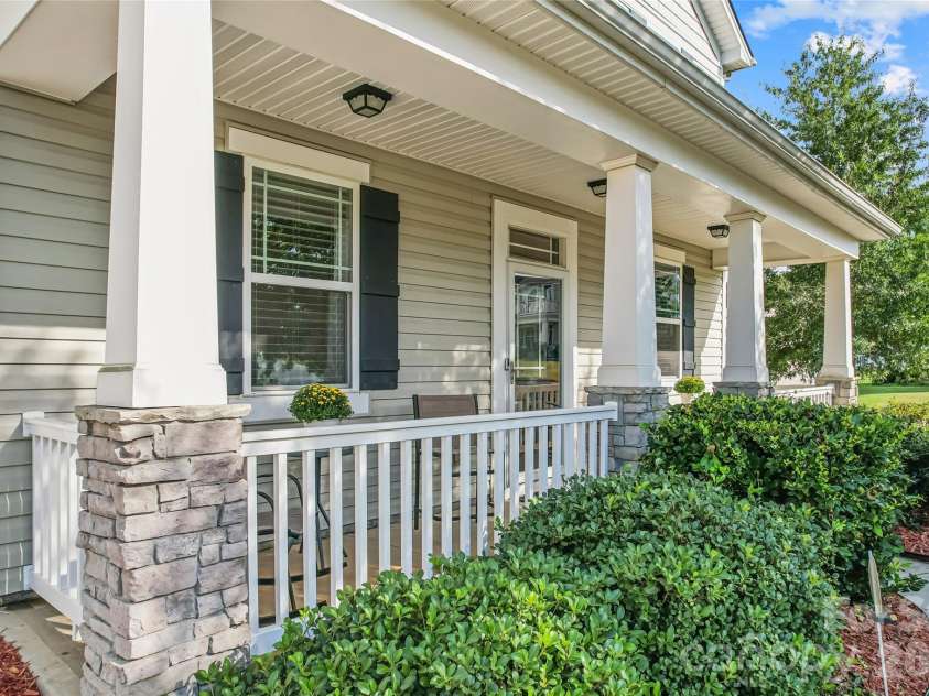 9002 Willowfield Drive, Charlotte, NC 28269.  MLS# CAR4424238, YatesRealty ID 50865. Front Porch