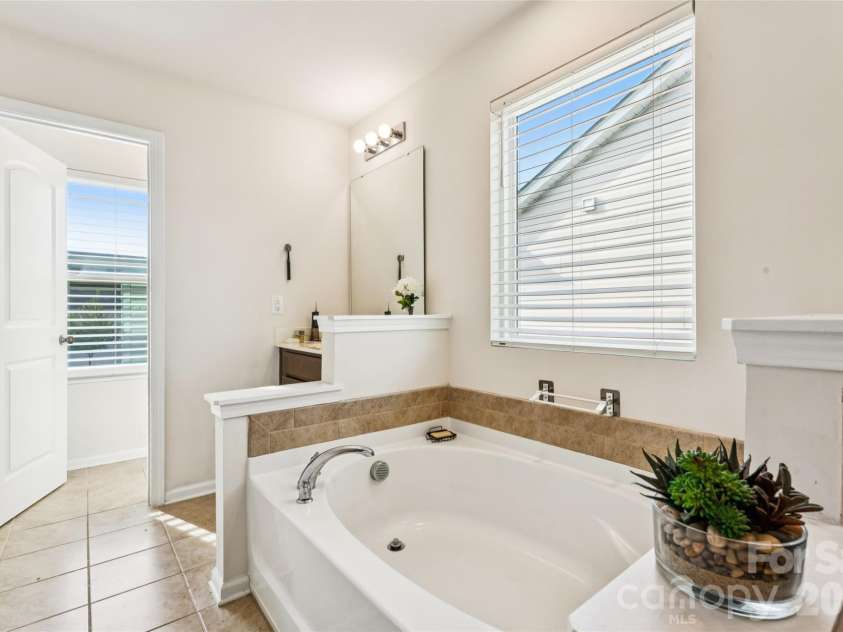 9002 Willowfield Drive, Charlotte, NC 28269.  MLS# CAR4424238, YatesRealty ID 50865. Primary Bathroom-Garden Tub