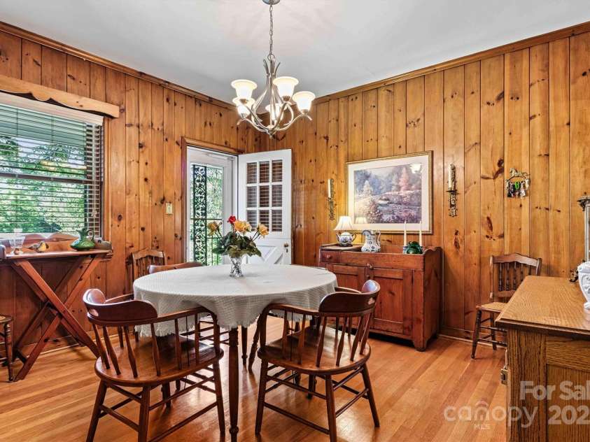 842 North Center Street, Hickory, NC 28601.  MLS# CAR4215232, YatesRealty ID 5087. Casual Dining/Balcony View