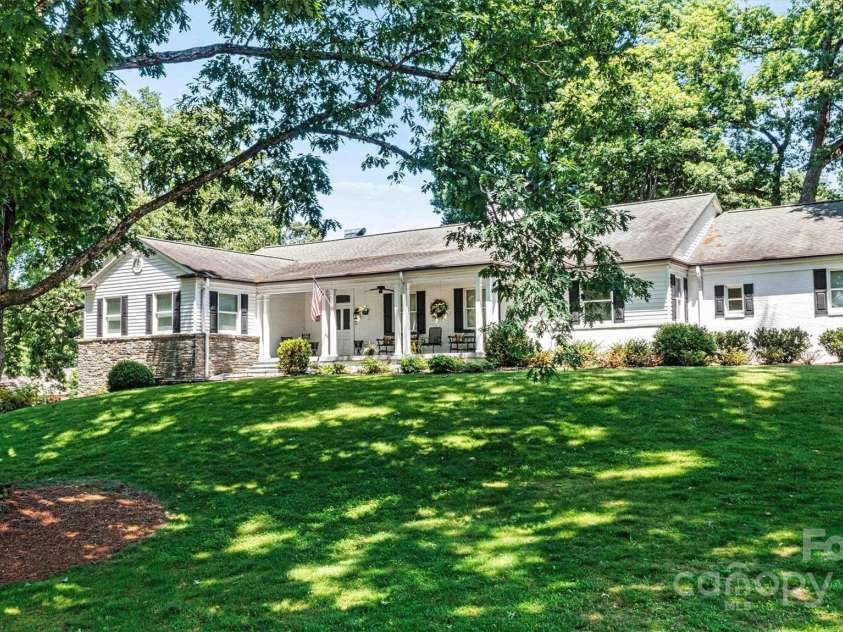 842 North Center Street, Hickory, NC 28601.  MLS# CAR4215232, YatesRealty ID 5087. Front Yard/Entry View