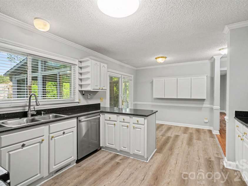 8710 Twin Trail Drive, Huntersville, NC 28078.  MLS# CAR4419828, YatesRealty ID 50878. 