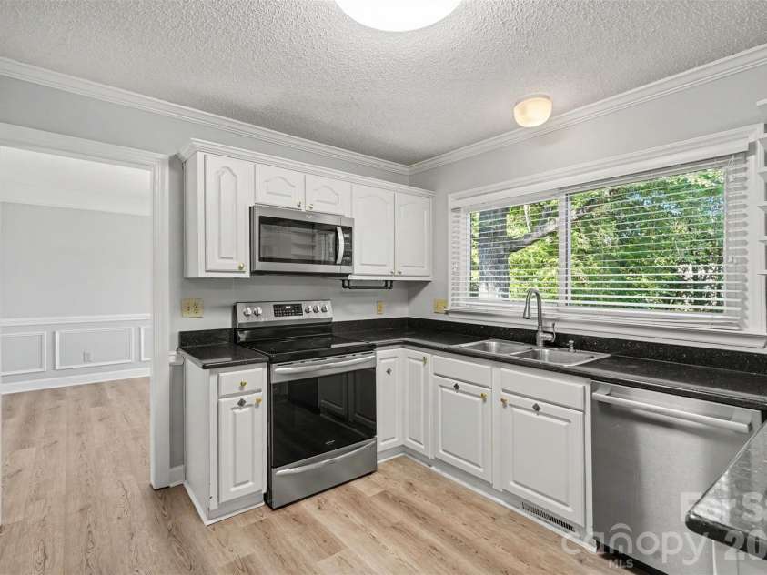 8710 Twin Trail Drive, Huntersville, NC 28078.  MLS# CAR4419828, YatesRealty ID 50878. Kitchen