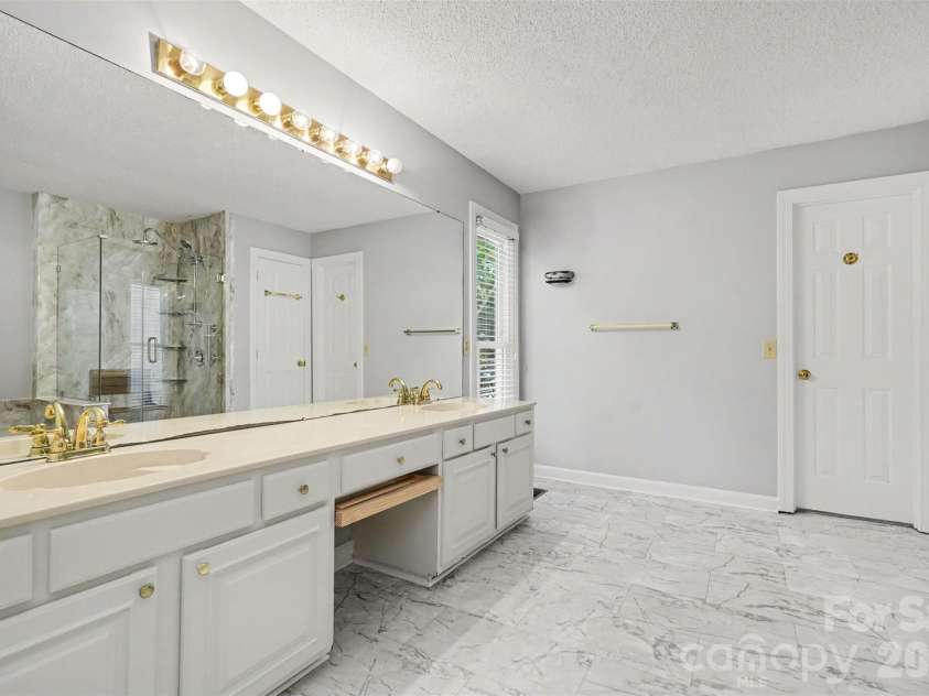 8710 Twin Trail Drive, Huntersville, NC 28078.  MLS# CAR4419828, YatesRealty ID 50878. Primary Full Bath