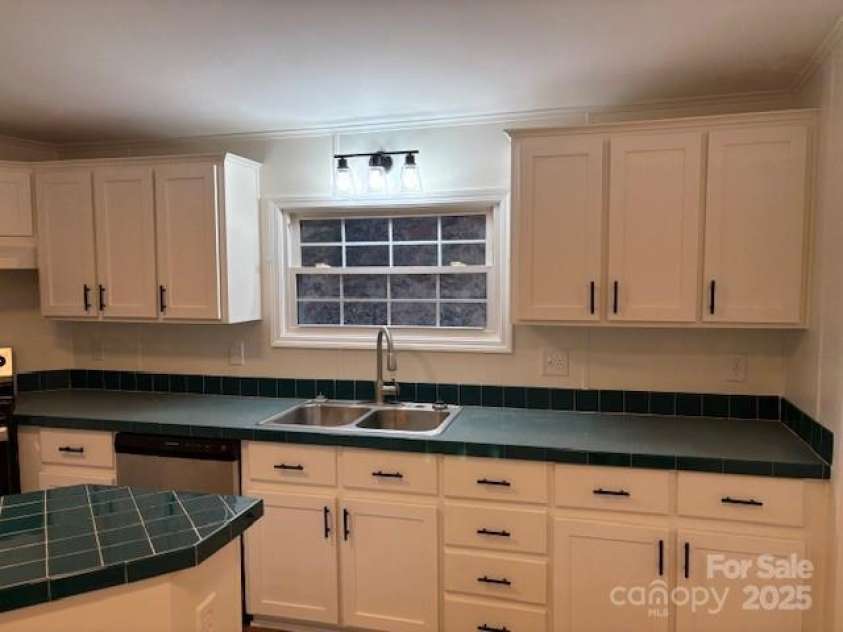 180 Fisher Drive, Marion, NC 28752.  MLS# CAR4234248, YatesRealty ID 5088. 