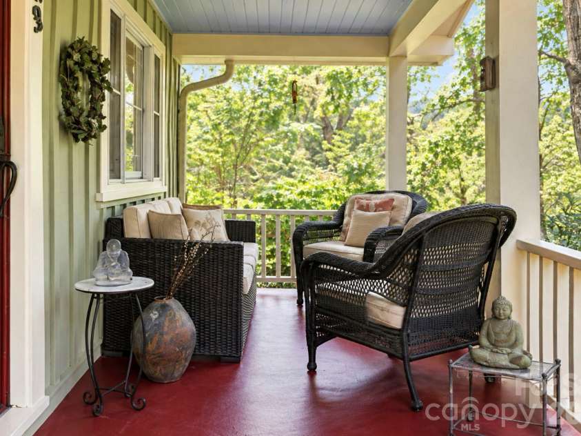 33 Pinecroft Road, Asheville, NC 28804.  MLS# CAR4423125, YatesRealty ID 50886. 