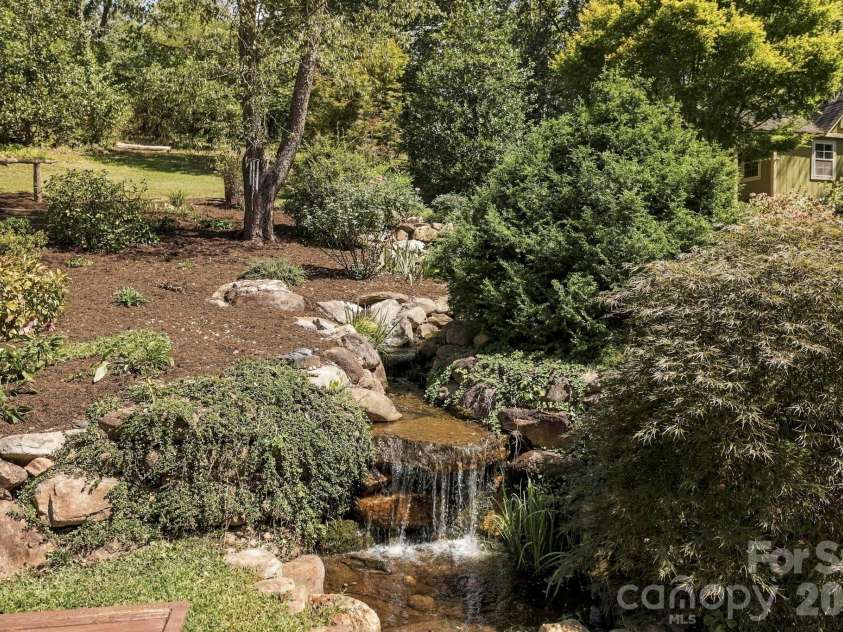 33 Pinecroft Road, Asheville, NC 28804.  MLS# CAR4423125, YatesRealty ID 50886. 