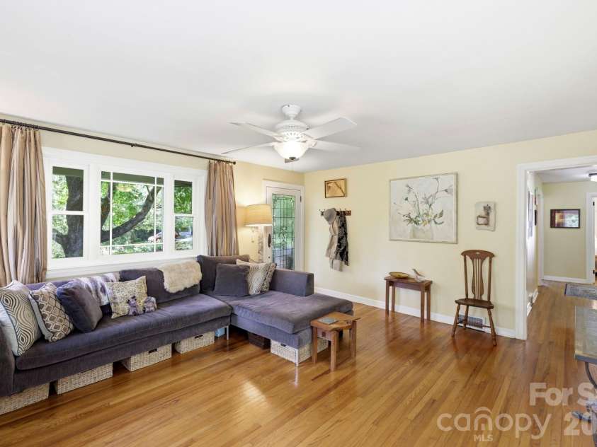 33 Pinecroft Road, Asheville, NC 28804.  MLS# CAR4423125, YatesRealty ID 50886. 