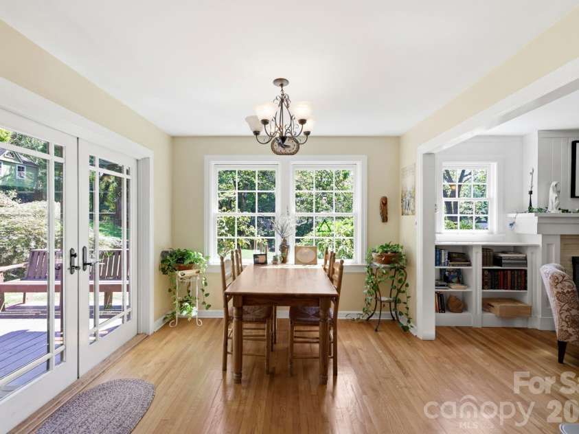 33 Pinecroft Road, Asheville, NC 28804.  MLS# CAR4423125, YatesRealty ID 50886. 