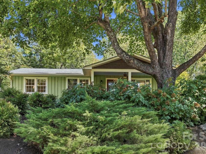 33 Pinecroft Road, Asheville, NC 28804.  MLS# CAR4423125, YatesRealty ID 50886. 