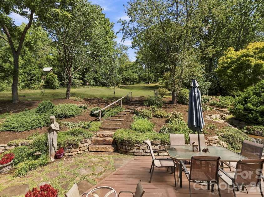 33 Pinecroft Road, Asheville, NC 28804.  MLS# CAR4423125, YatesRealty ID 50886. 