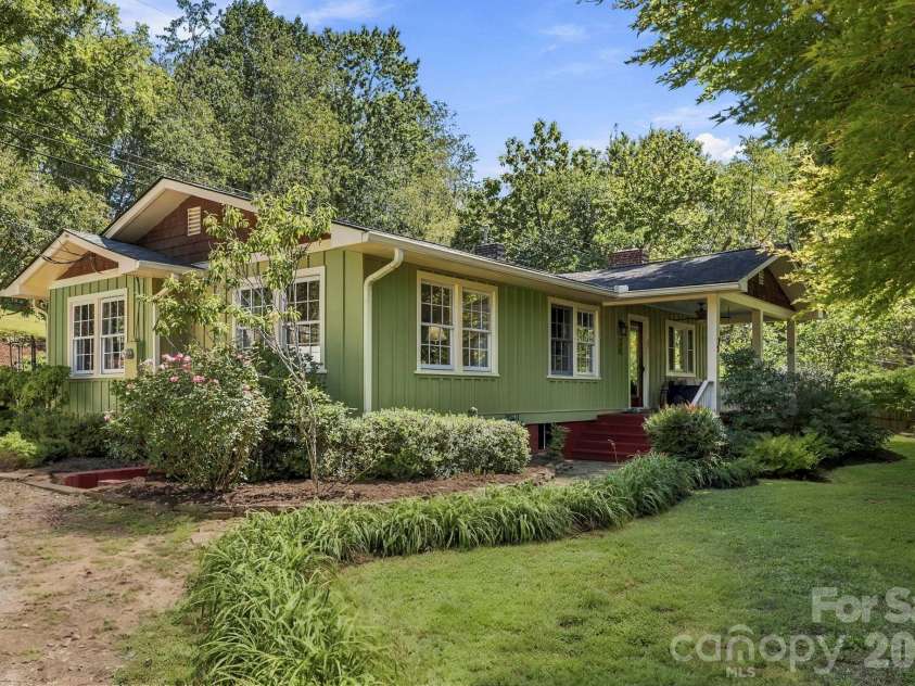33 Pinecroft Road, Asheville, NC 28804.  MLS# CAR4423125, YatesRealty ID 50886. 
