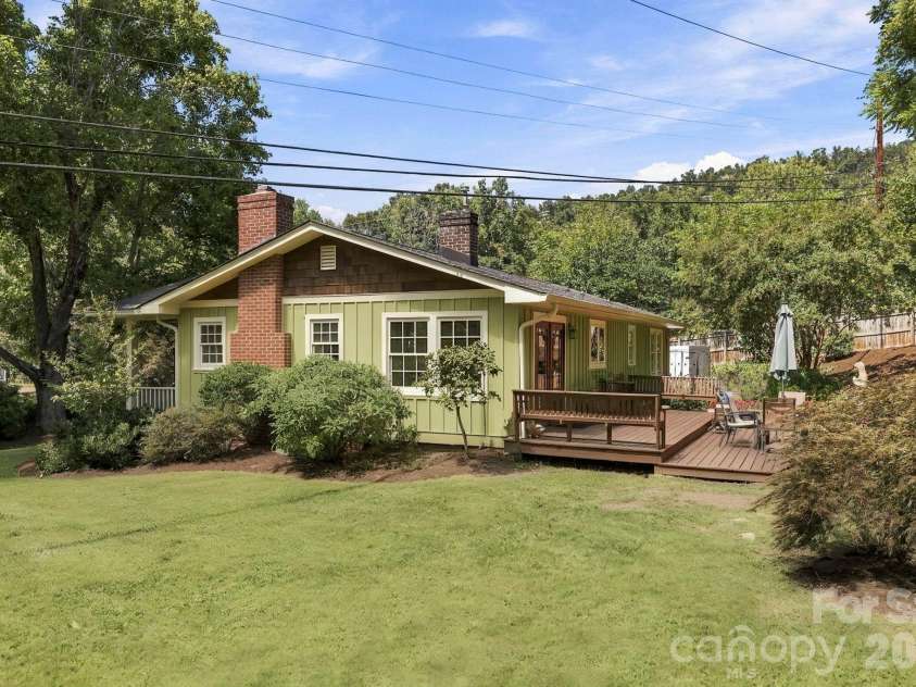 33 Pinecroft Road, Asheville, NC 28804.  MLS# CAR4423125, YatesRealty ID 50886. 