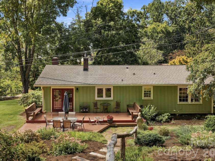 33 Pinecroft Road, Asheville, NC 28804.  MLS# CAR4423125, YatesRealty ID 50886. 