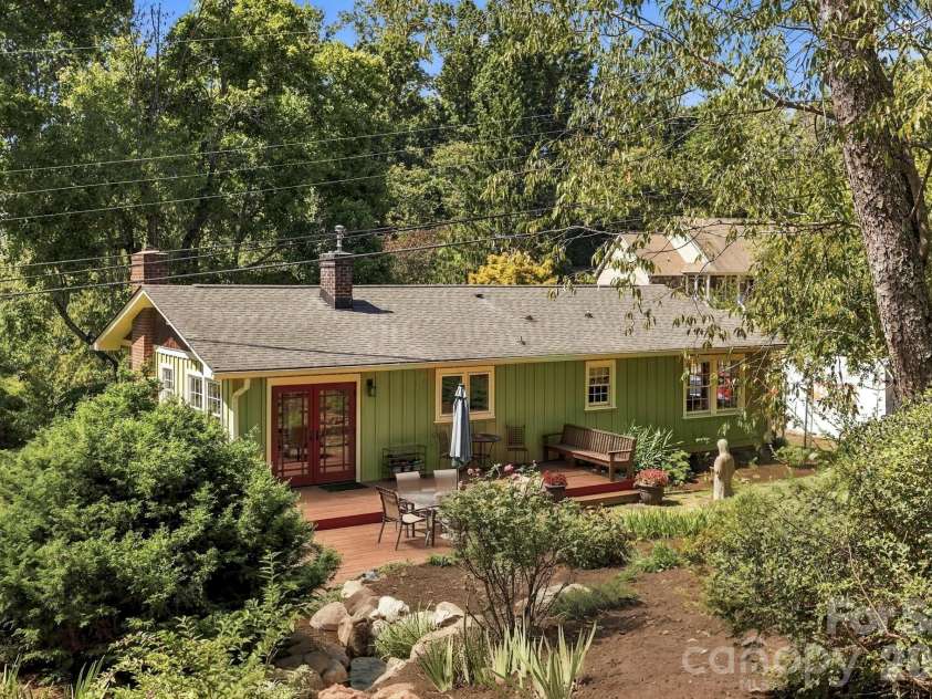 33 Pinecroft Road, Asheville, NC 28804.  MLS# CAR4423125, YatesRealty ID 50886. 