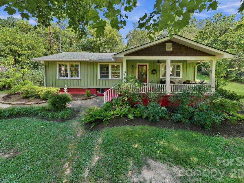 33 Pinecroft Road, Asheville, NC 28804.  MLS# CAR4423125, YatesRealty ID 50886. 