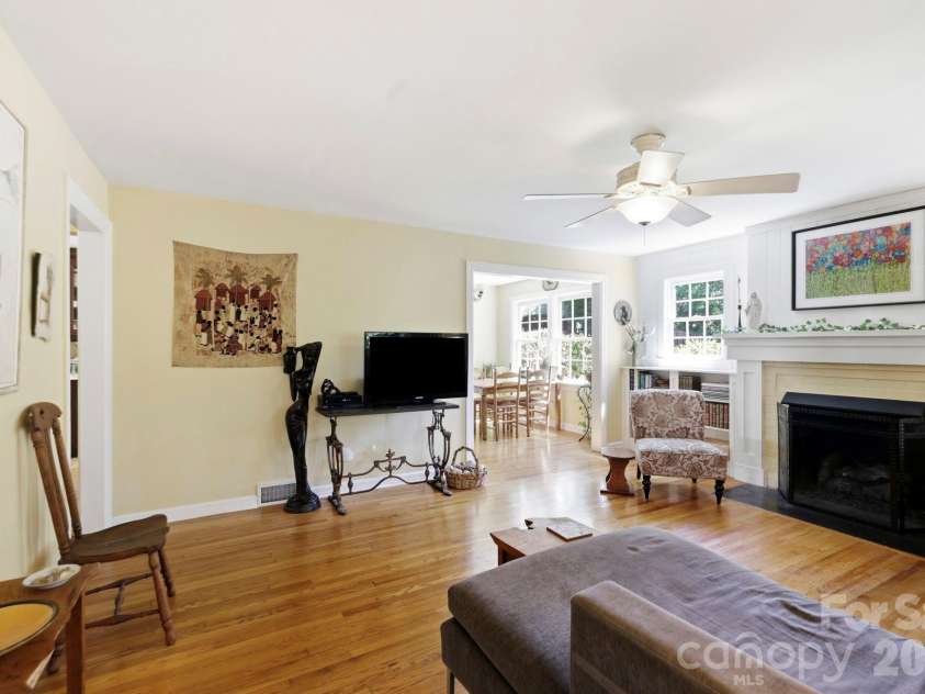 33 Pinecroft Road, Asheville, NC 28804.  MLS# CAR4423125, YatesRealty ID 50886. 