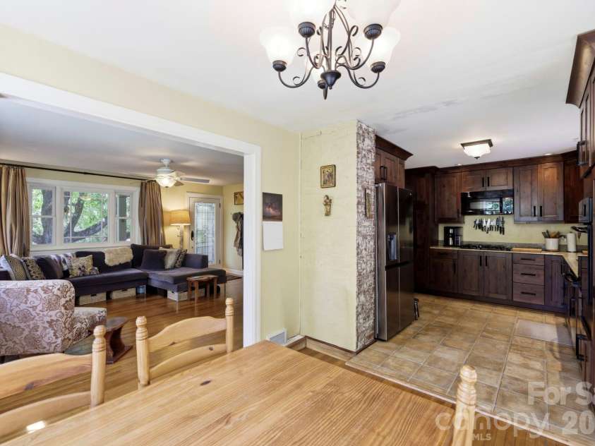 33 Pinecroft Road, Asheville, NC 28804.  MLS# CAR4423125, YatesRealty ID 50886. 