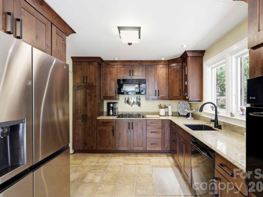 33 Pinecroft Road, Asheville, NC 28804.  MLS# CAR4423125, YatesRealty ID 50886. 