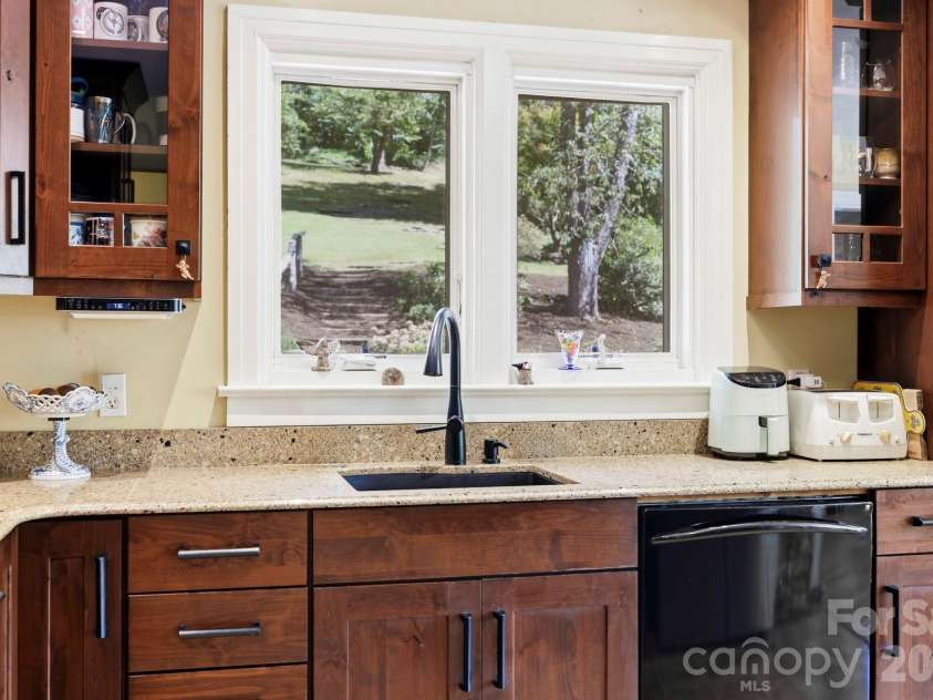 33 Pinecroft Road, Asheville, NC 28804.  MLS# CAR4423125, YatesRealty ID 50886. 