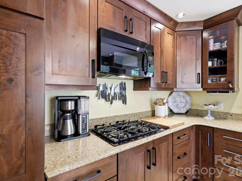 33 Pinecroft Road, Asheville, NC 28804.  MLS# CAR4423125, YatesRealty ID 50886. 