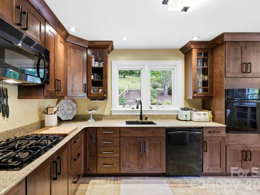 33 Pinecroft Road, Asheville, NC 28804.  MLS# CAR4423125, YatesRealty ID 50886. 