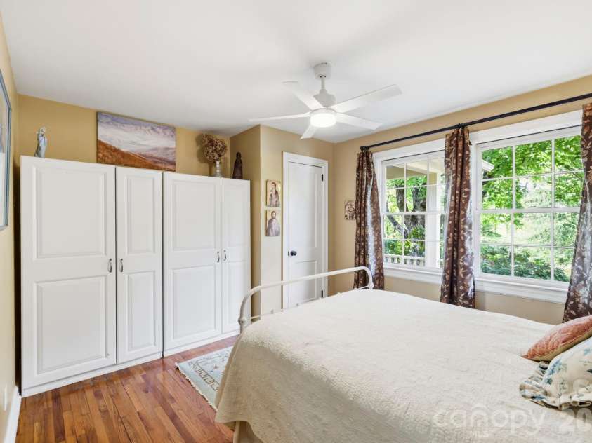 33 Pinecroft Road, Asheville, NC 28804.  MLS# CAR4423125, YatesRealty ID 50886. 