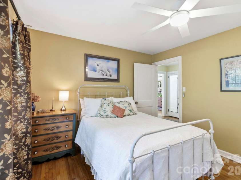 33 Pinecroft Road, Asheville, NC 28804.  MLS# CAR4423125, YatesRealty ID 50886. 