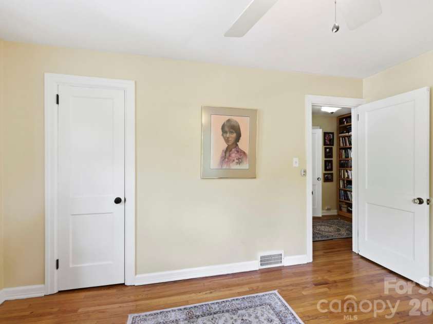 33 Pinecroft Road, Asheville, NC 28804.  MLS# CAR4423125, YatesRealty ID 50886. 