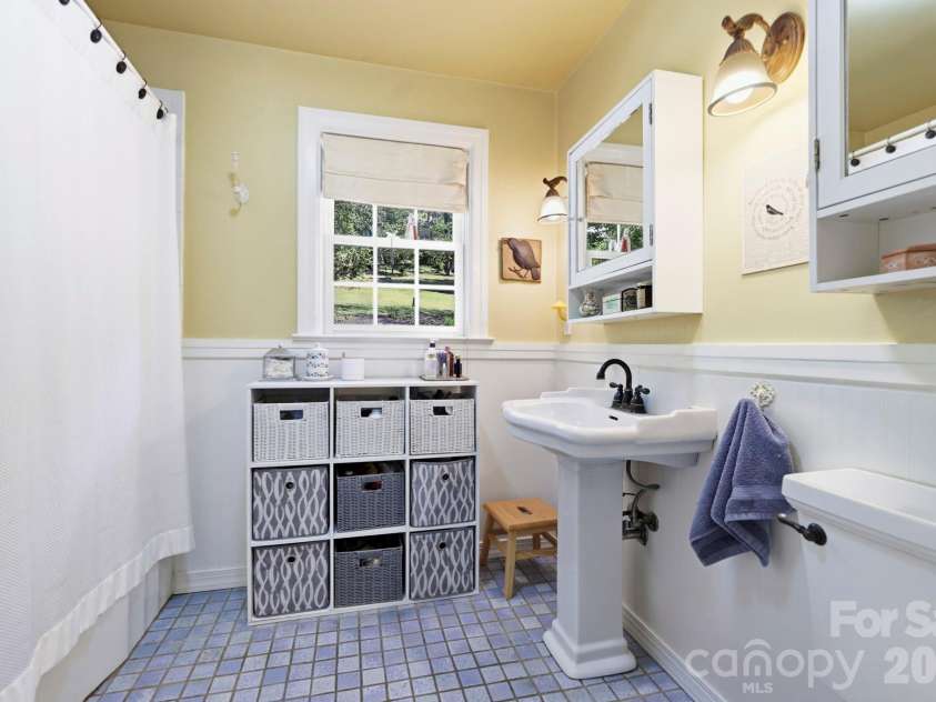 33 Pinecroft Road, Asheville, NC 28804.  MLS# CAR4423125, YatesRealty ID 50886. 
