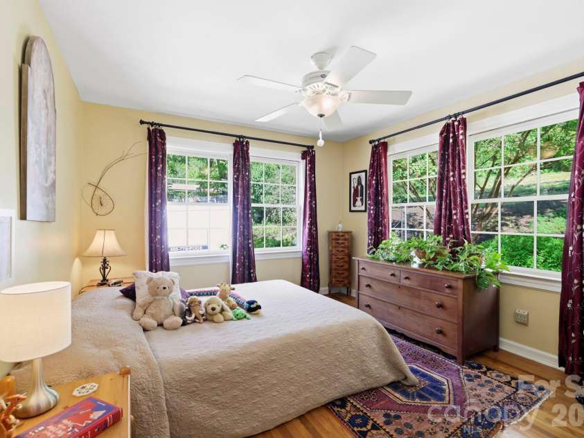 33 Pinecroft Road, Asheville, NC 28804.  MLS# CAR4423125, YatesRealty ID 50886. 