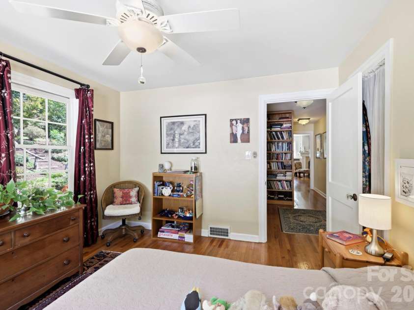 33 Pinecroft Road, Asheville, NC 28804.  MLS# CAR4423125, YatesRealty ID 50886. 