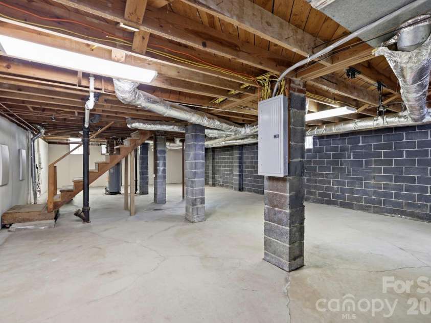 33 Pinecroft Road, Asheville, NC 28804.  MLS# CAR4423125, YatesRealty ID 50886. 