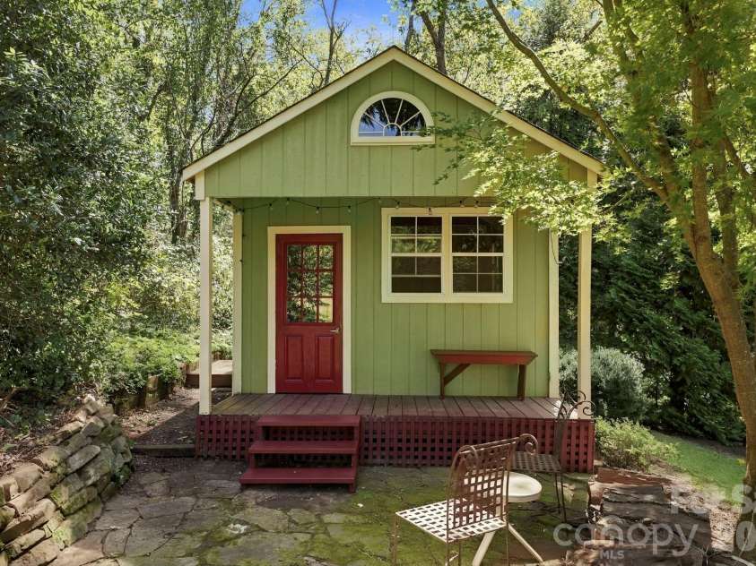 33 Pinecroft Road, Asheville, NC 28804.  MLS# CAR4423125, YatesRealty ID 50886. 