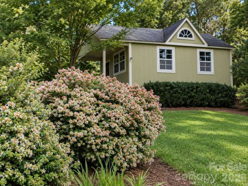 33 Pinecroft Road, Asheville, NC 28804.  MLS# CAR4423125, YatesRealty ID 50886. 