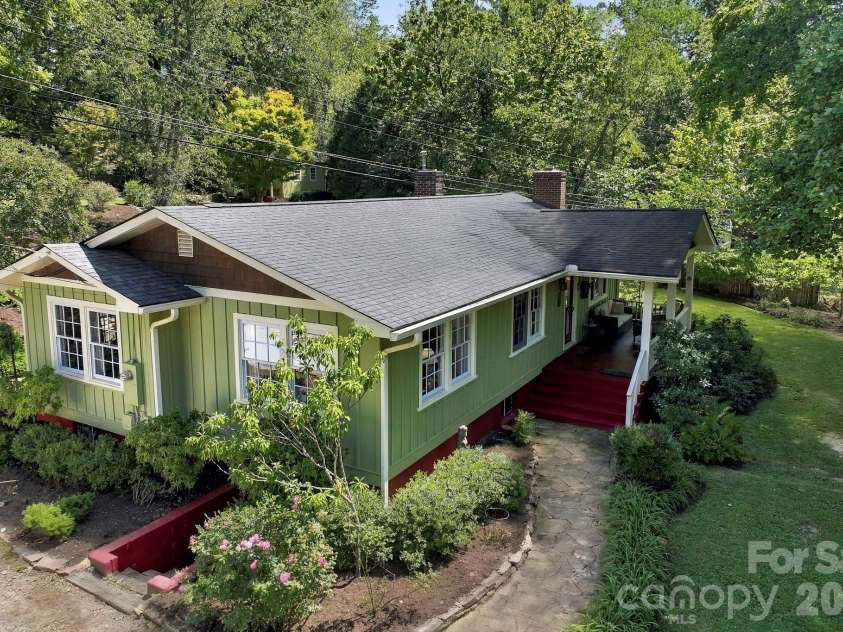 33 Pinecroft Road, Asheville, NC 28804.  MLS# CAR4423125, YatesRealty ID 50886. 