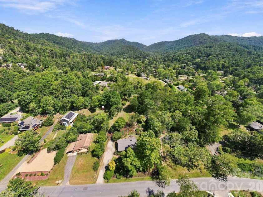 33 Pinecroft Road, Asheville, NC 28804.  MLS# CAR4423125, YatesRealty ID 50886. 