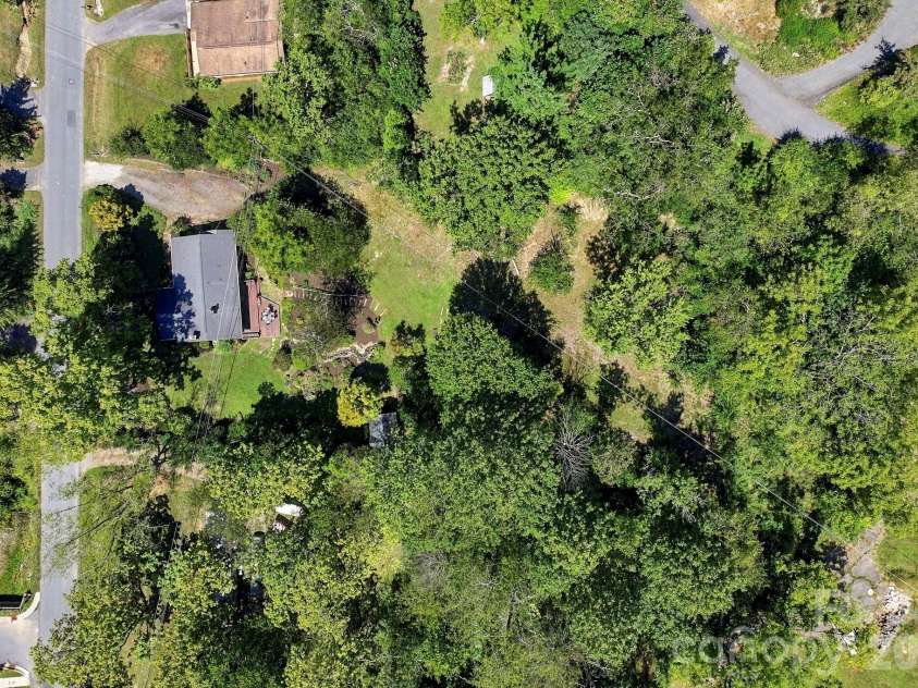 33 Pinecroft Road, Asheville, NC 28804.  MLS# CAR4423125, YatesRealty ID 50886. 