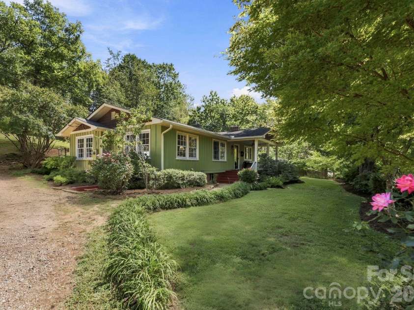 33 Pinecroft Road, Asheville, NC 28804.  MLS# CAR4423125, YatesRealty ID 50886. 