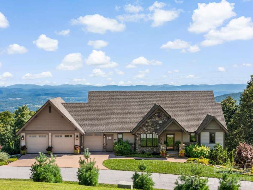 320 Summerset Drive, Hendersonville, NC 28792.  MLS# CAR4409417, YatesRealty ID 50892. 