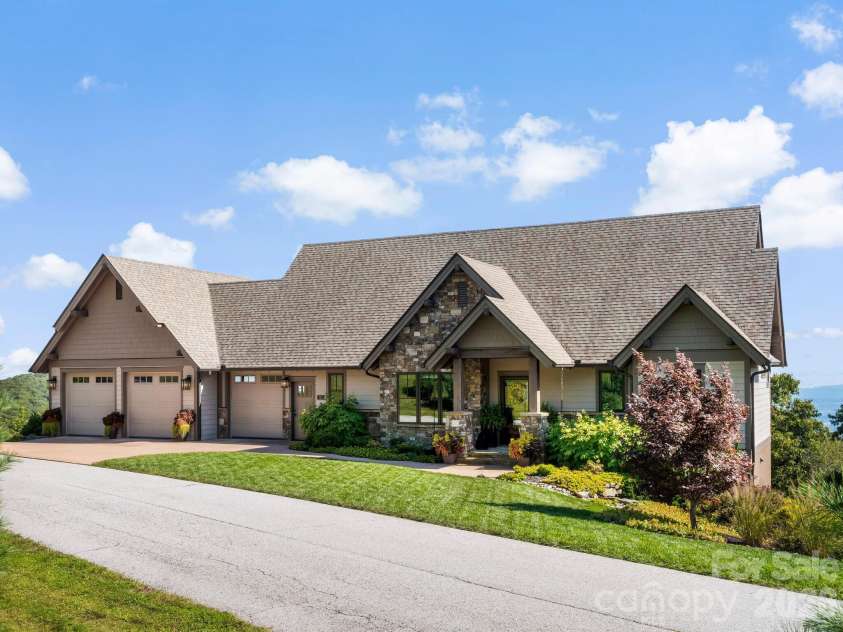 320 Summerset Drive, Hendersonville, NC 28792.  MLS# CAR4409417, YatesRealty ID 50892. 