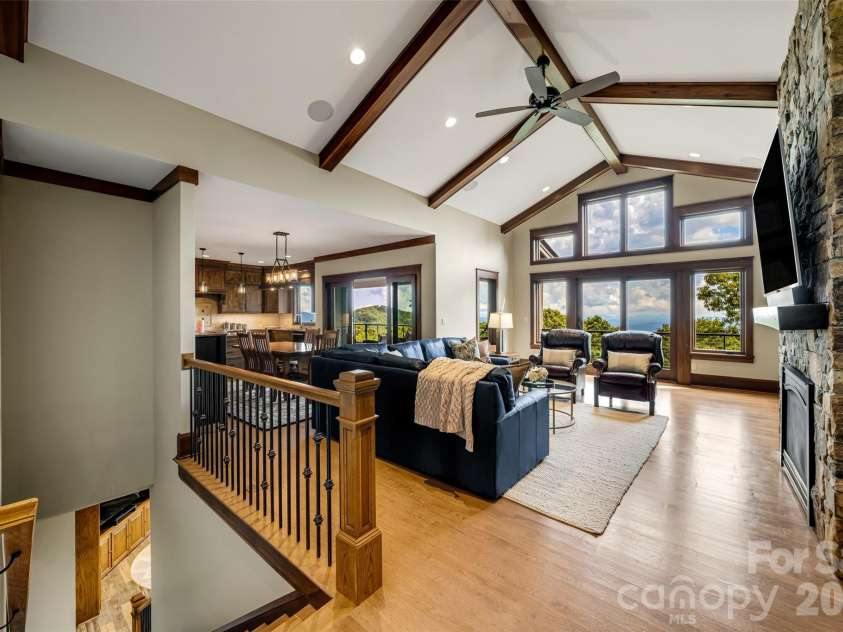 320 Summerset Drive, Hendersonville, NC 28792.  MLS# CAR4409417, YatesRealty ID 50892. 
