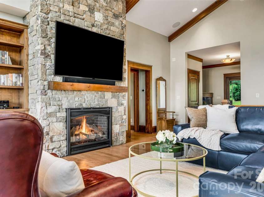 320 Summerset Drive, Hendersonville, NC 28792.  MLS# CAR4409417, YatesRealty ID 50892. 