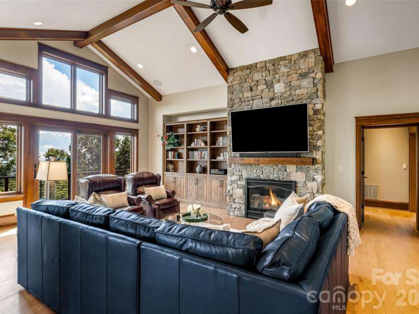 320 Summerset Drive, Hendersonville, NC 28792.  MLS# CAR4409417, YatesRealty ID 50892. 