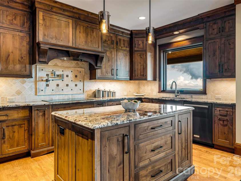 320 Summerset Drive, Hendersonville, NC 28792.  MLS# CAR4409417, YatesRealty ID 50892. 