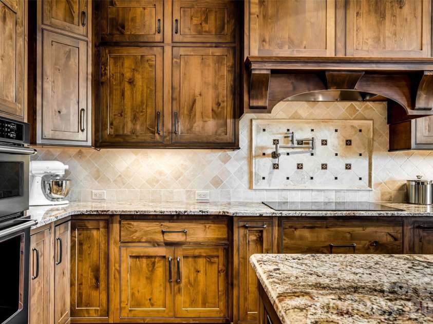 320 Summerset Drive, Hendersonville, NC 28792.  MLS# CAR4409417, YatesRealty ID 50892. 
