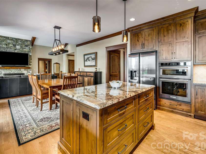 320 Summerset Drive, Hendersonville, NC 28792.  MLS# CAR4409417, YatesRealty ID 50892. 