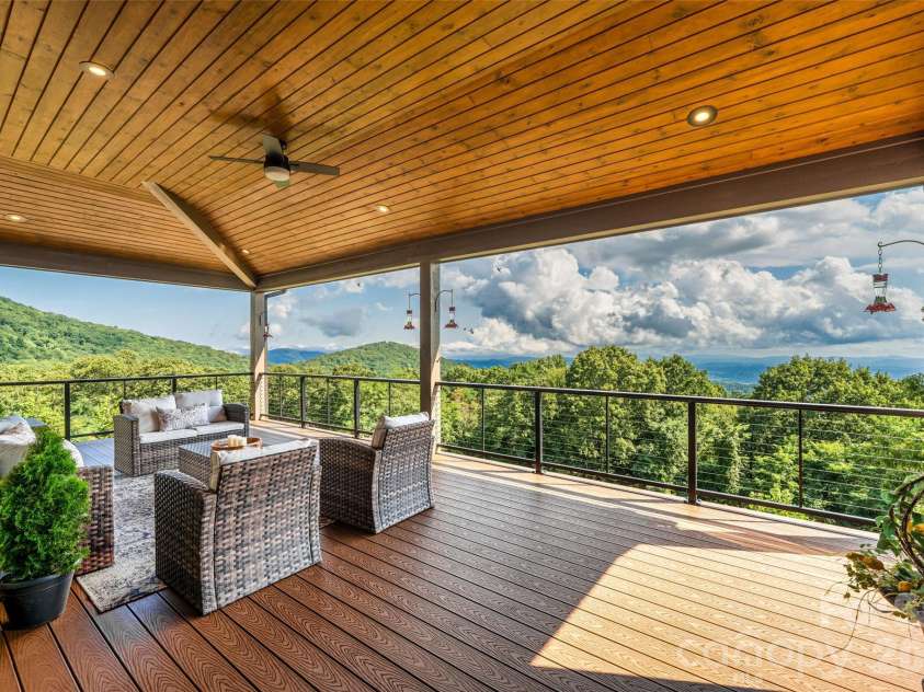 320 Summerset Drive, Hendersonville, NC 28792.  MLS# CAR4409417, YatesRealty ID 50892. 
