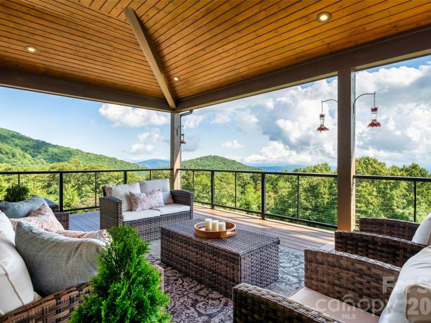 320 Summerset Drive, Hendersonville, NC 28792.  MLS# CAR4409417, YatesRealty ID 50892. 
