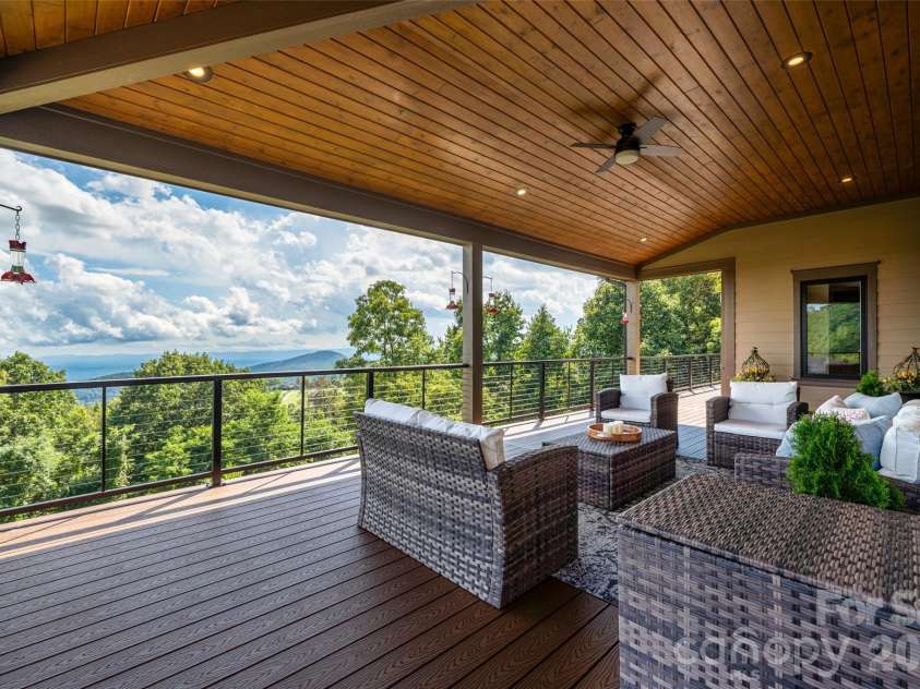 320 Summerset Drive, Hendersonville, NC 28792.  MLS# CAR4409417, YatesRealty ID 50892. 