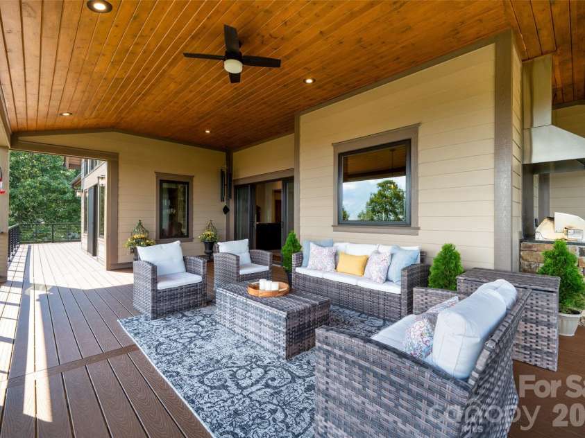 320 Summerset Drive, Hendersonville, NC 28792.  MLS# CAR4409417, YatesRealty ID 50892. 
